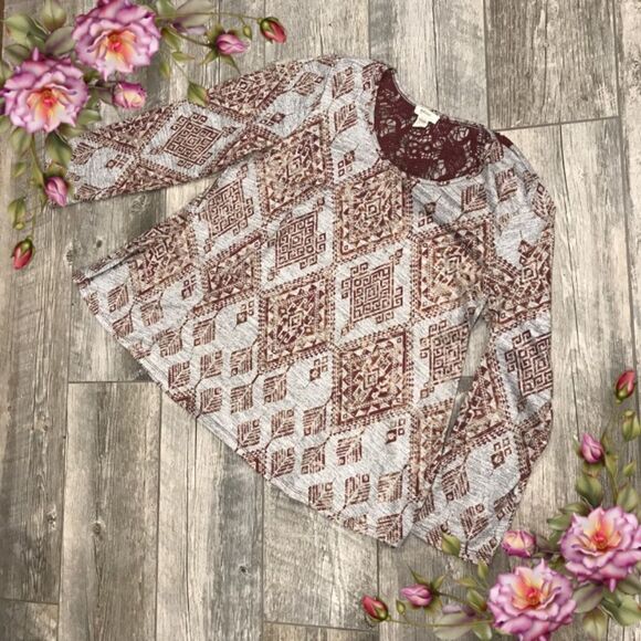 Geometrical print plus size light seater with lace details - Picture 1 of 11